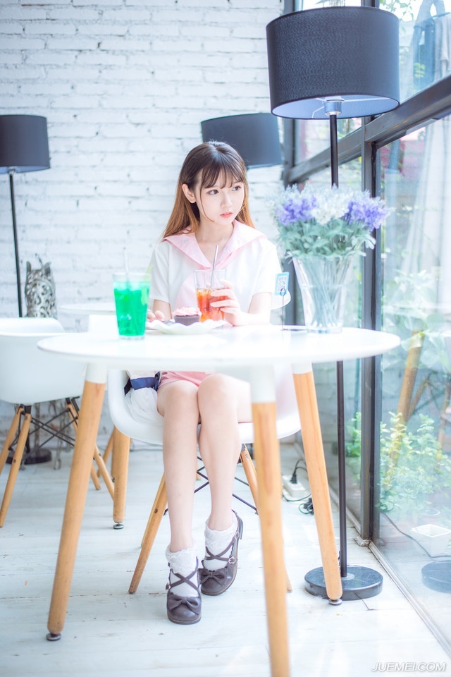 “多谢夫君体谅。”大乔微微松了口气，见小乔还站在那里不动，不由有些气急，拉了拉妹妹的手。